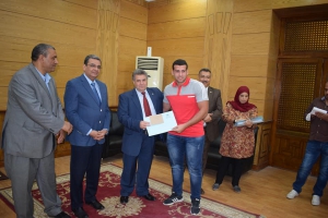 تكريم الطالب شهاب محمد عبد العزيز بكلية التربية الرياضية لحصوله على 2 ميداليه ذهبية فى بطولة ألعاب القوى للجامعات المصرية.