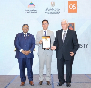 وزير التعليم العالي يكرم رئيس جامعة بنها خلال احتفالية توزيع الجوائز على الجامعات المصرية المدرجة بتصنيف QS