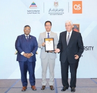 وزير التعليم العالي يكرم رئيس جامعة بنها خلال احتفالية توزيع الجوائز على الجامعات المصرية المدرجة بتصنيف QS